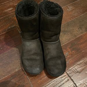 Well Loved Black Cozy Uggs